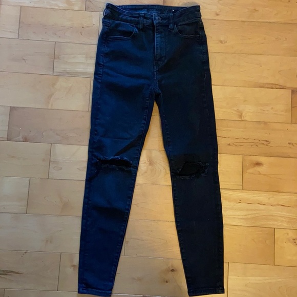 Black skinny jeans with ripped knee